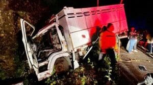 Truk Muatan Sound System Tabrak Tebing, 2 Penumpang Tewas, Diduga Sopir Pengaruh Miras