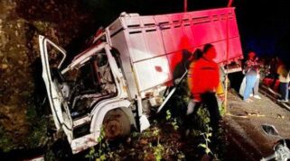 Truk Muatan Sound System Tabrak Tebing, 2 Penumpang Tewas, Diduga Sopir Pengaruh Miras