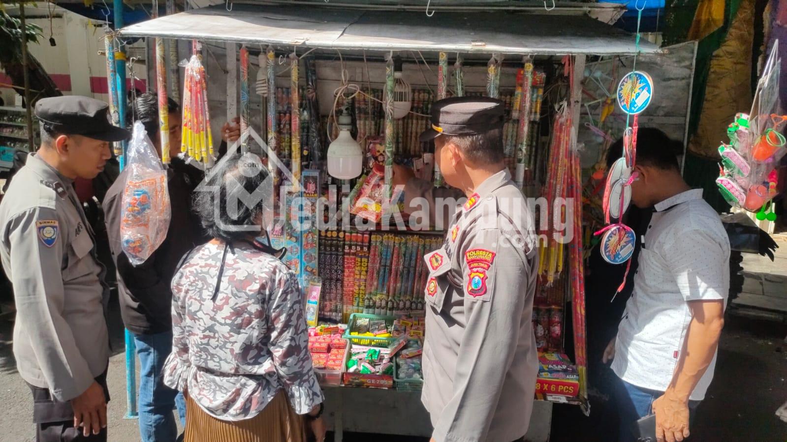 Polsek Banyuwangi Patroli Pasar, Monitoring Harga Sembako dan Operasi Petasan