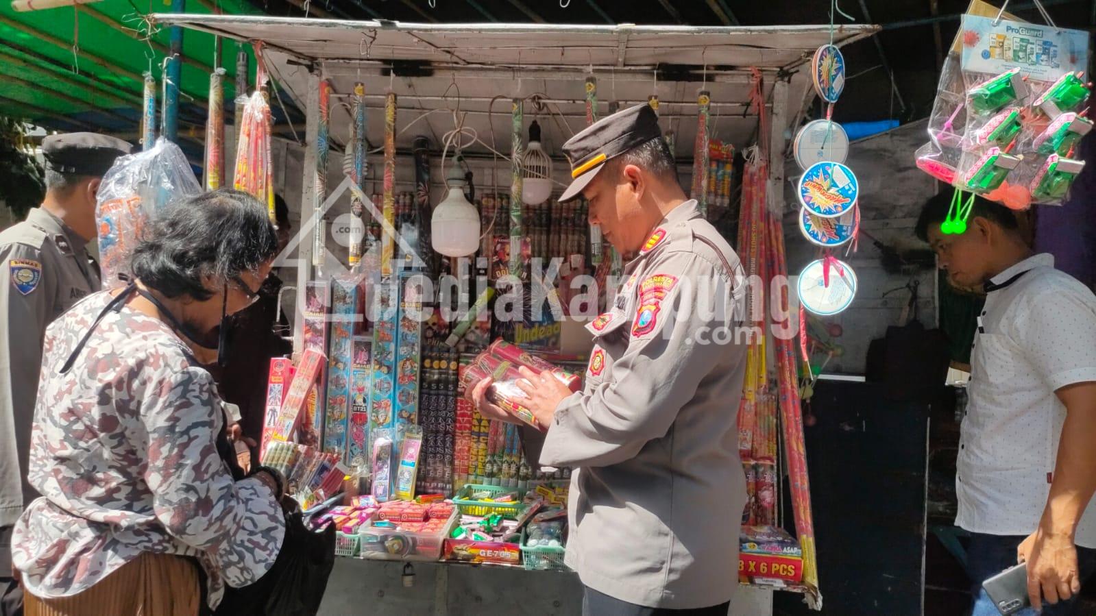 Polsek Banyuwangi Patroli Pasar, Monitoring Harga Sembako dan Operasi Petasan