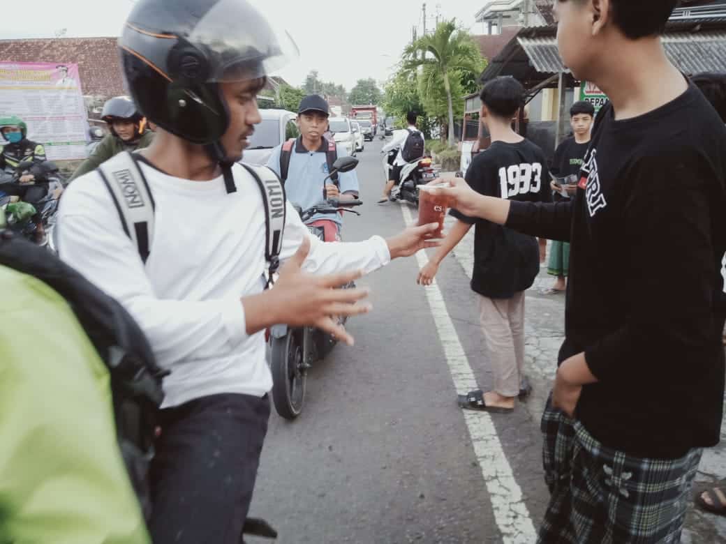 Salut, Smuhero SMK 6 Rogojampi Tebar Takjil di Belasan Tempat berbagi takjil SMK Muhammadiyah Rogojampi