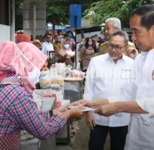 Presiden Joko Widodo Bersama Mentri Perdagangan Tinjau Harga Kebutuhan Pokok Jelang Lebaran
