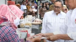 Presiden Joko Widodo Bersama Mentri Perdagangan Tinjau Harga Kebutuhan Pokok Jelang Lebaran