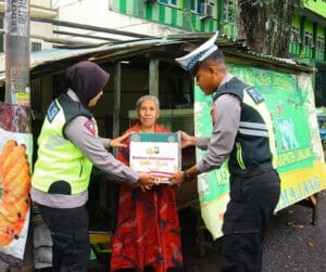 Satlantas Polres Lumajang Bagikan Paket Sembako Bagi Masyarakat Membutuhkan