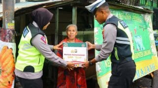 Satlantas Polres Lumajang Bagikan Paket Sembako Bagi Masyarakat Membutuhkan