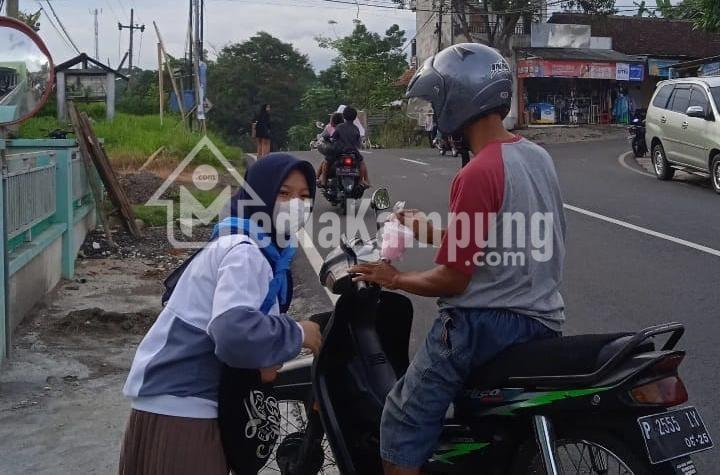 Ramadhan 1444 H, PMR Madya SMPN 1 Sukorambi Jember Berbagi Ramadhan 1444 H, PMR Madya SMPN 1 Sukorambi Jember Berbagi