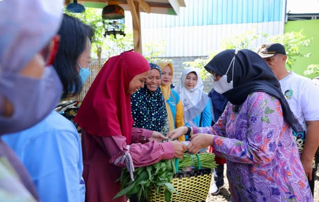 Hari Belanja Ke Pasar Rakyat, Bupati Ipuk: Dapat Menggerakkan Perekonomian Warga Bupati banyuwangi, Hari Belanja ke Pasar