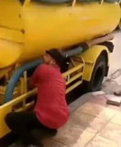 Truck Buang Tinja Di Selokan