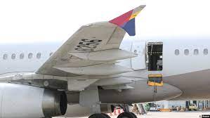 pintu darurat pesawat Asiana Airlines