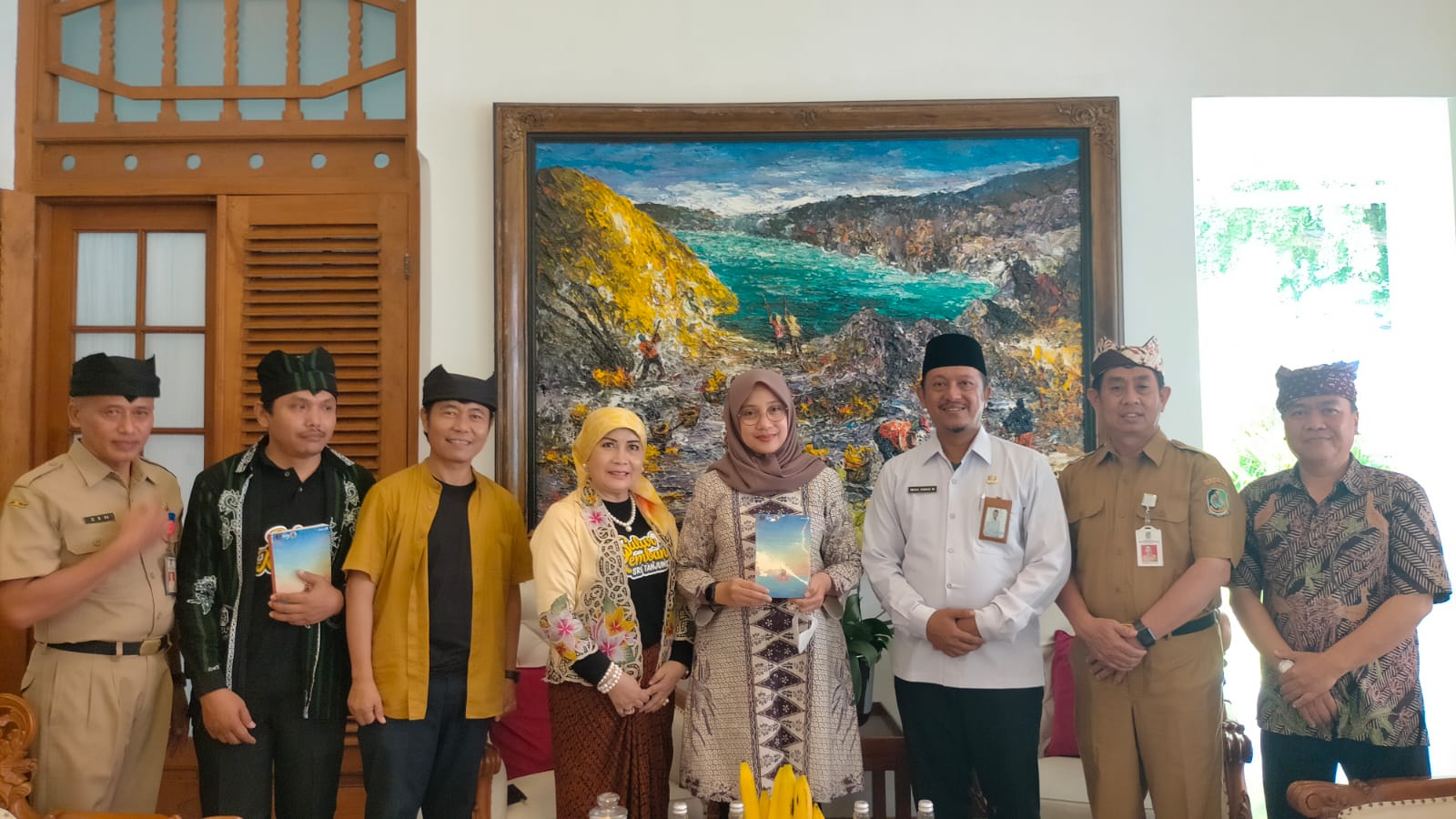 Launching Antologi Puisi Sulur Kembang Sri Tanjung, Bupati Ipuk : Atas Kontribusi Seniman, Banyuwangi Diundang Unesco bedah buku surur kembang sri tanjung