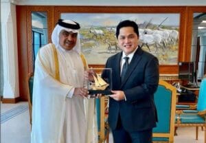 Erick Thohir memberikan cinderamata kepada Menteri Keuangan Qatar