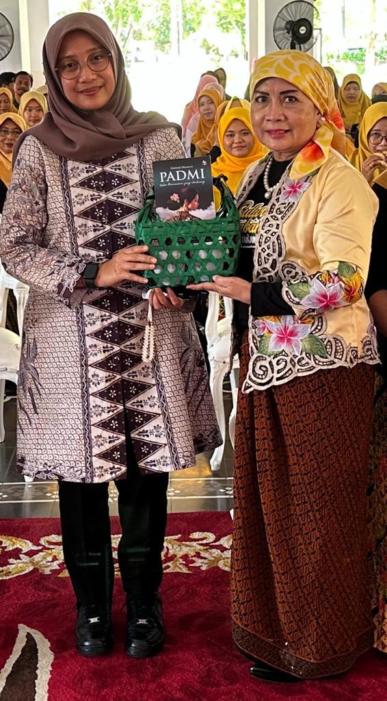 Novel "Padmi", Berlatar Belakang Banyuwangi, Mendapat Apresiasi Bupati Ipuk Apresiasi Bupati Ipuk untuk Buku Novel "PADMI"