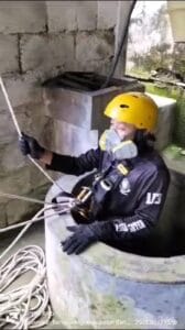 Damkar evakuasi kucing dari dalam sumur