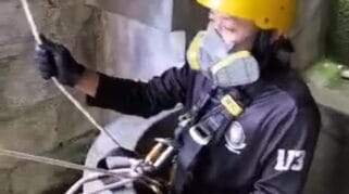 Damkar evakuasi kucing dari dalam sumur