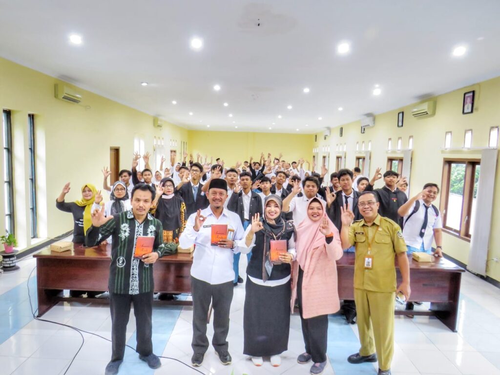 Komunitas Lentera Sastra, Mengawali Acara Bedah Buku Pada BanyuwangiFestival Sepekan Literasi 2023