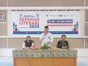 Komunitas Lentera Sastra, Mengawali Acara Bedah Buku Pada BanyuwangiFestival Sepekan Literasi 2023 di Banyuwangi
