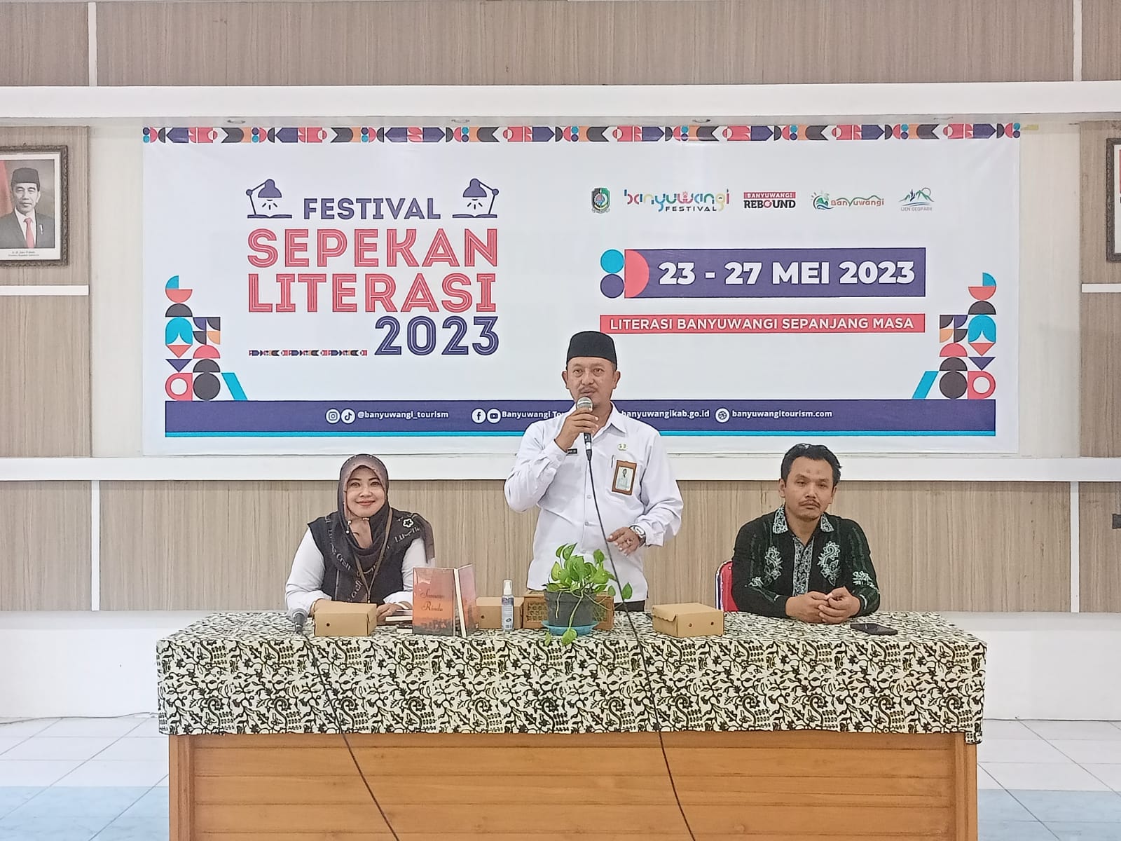 Komunitas Lentera Sastra, Mengawali Acara Bedah Buku Pada BanyuwangiFestival Sepekan Literasi 2023 Komunitas Lentera Sastra, Mengawali Acara Bedah Buku Pada BanyuwangiFestival Sepekan Literasi 2023