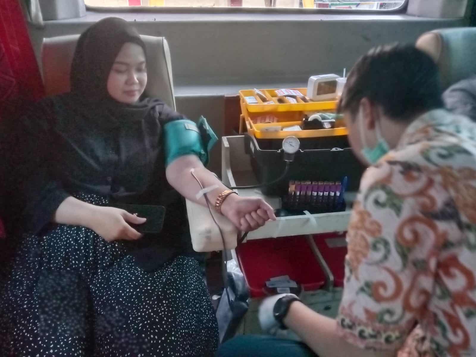 Rektor, Dosen dan Mahasiswa UMS Jember Rame-rame Sedekah Darah Melalui Kegiatan Donor Darah Bersama UDD PMI Jember Donor darah ums jember