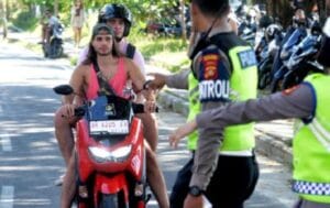 Kelakuan Nakal Turis Asing Di Bali