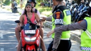 Kelakuan Nakal Turis Asing Di Bali