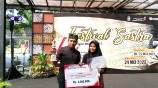 Juara Karya Puisi “Rumah Tak Bernyawa”, Azzahra Anirmala Sekar Kedaton Dari MTsN 8 Banyuwangi Berhasil Memenangkan Festival Sastra