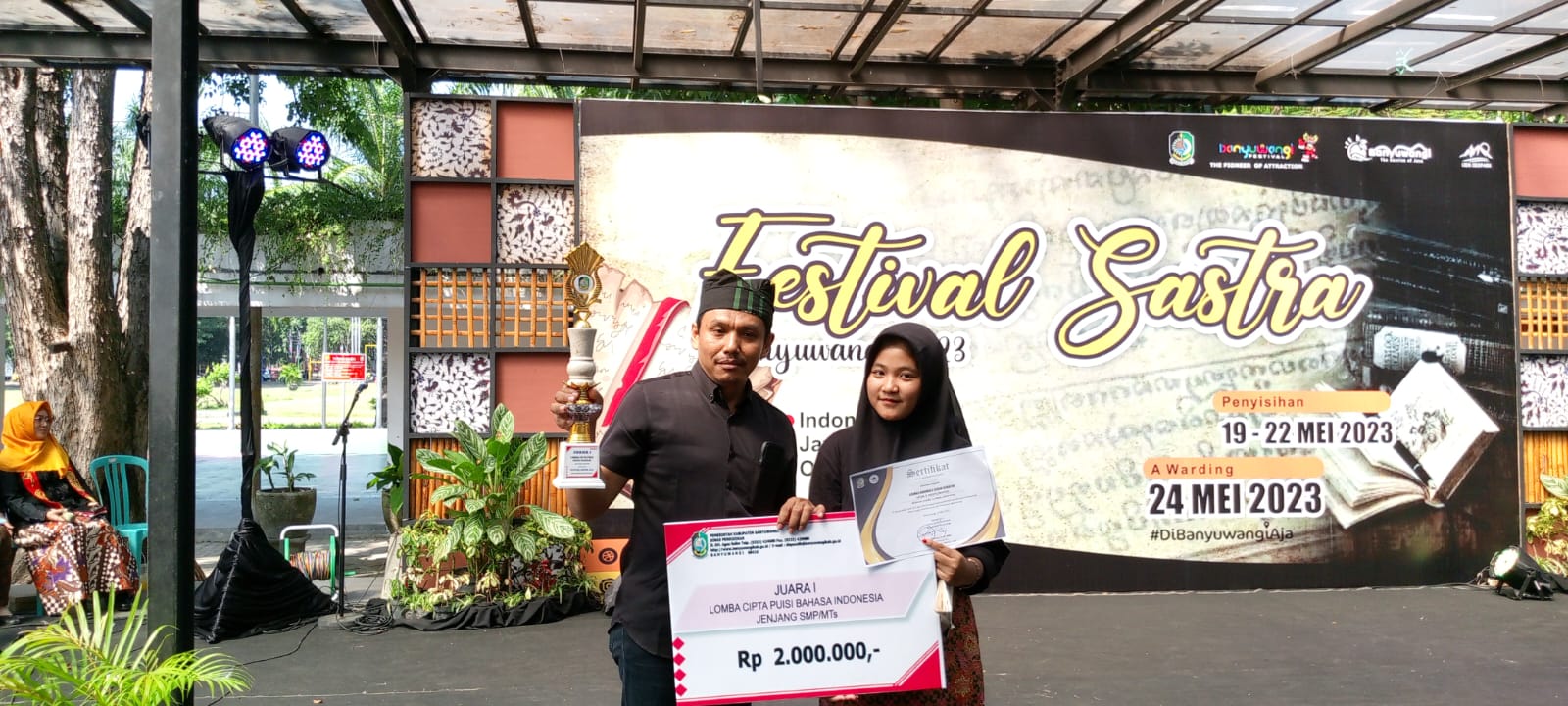 Juara Karya Puisi "Rumah Tak Bernyawa", Azzahra Anirmala Sekar Kedaton Dari MTsN 8 Banyuwangi Berhasil Memenangkan Festival Sastra 2023 Juara Karya Puisi "Rumah Tak Bernyawa", Azzahra Anirmala Sekar Kedaton Dari MTsN 8 Banyuwangi Berhasil Memenangkan Festival Sastra 2023