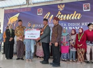 Momentum Wisuda MTsN 8 Banyuwangi, Kemenag Banyuwangi Serahkan Trophy Juara Kepada Azahra Anirmala di Banyuwangi