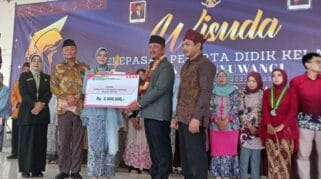Momentum Wisuda MTsN 8 Banyuwangi, Kemenag Banyuwangi Serahkan Trophy Juara Kepada Azahra Anirmala di Banyuwangi