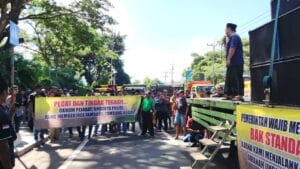 Demo sopir dump truck di banyuwangi