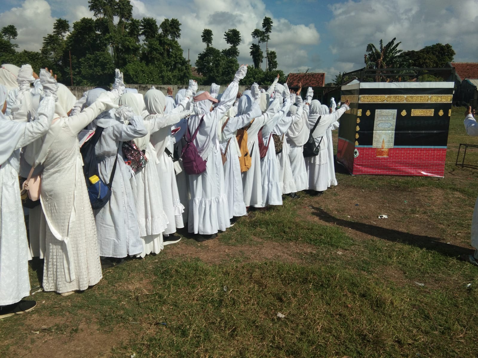 Mengagumkan! Siswa-Siswi MI Darun Najah II Banyuwangi Menunjukkan Semangat dan Kedisiplinan Luar Biasa dalam Manasik Haji