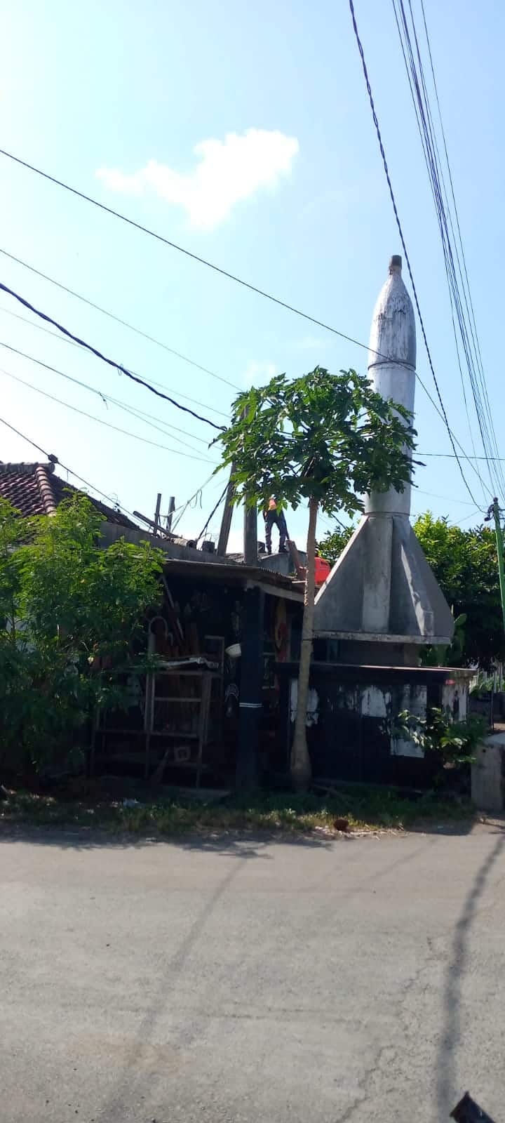 Tiang Kabel PLN Patah Dan Hantam Rumah Warga, Diduga Akibat Tindakan Sabotase