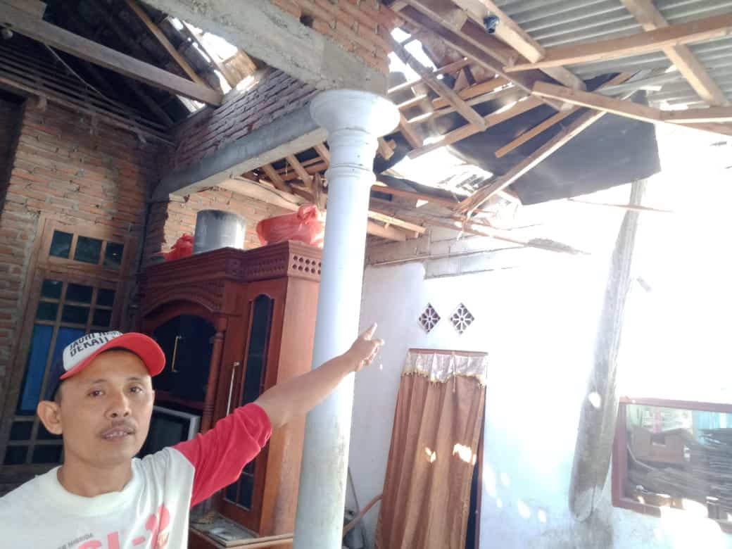 Tiang Kabel PLN Patah Dan Hantam Rumah Warga, Diduga Akibat Tindakan Sabotase