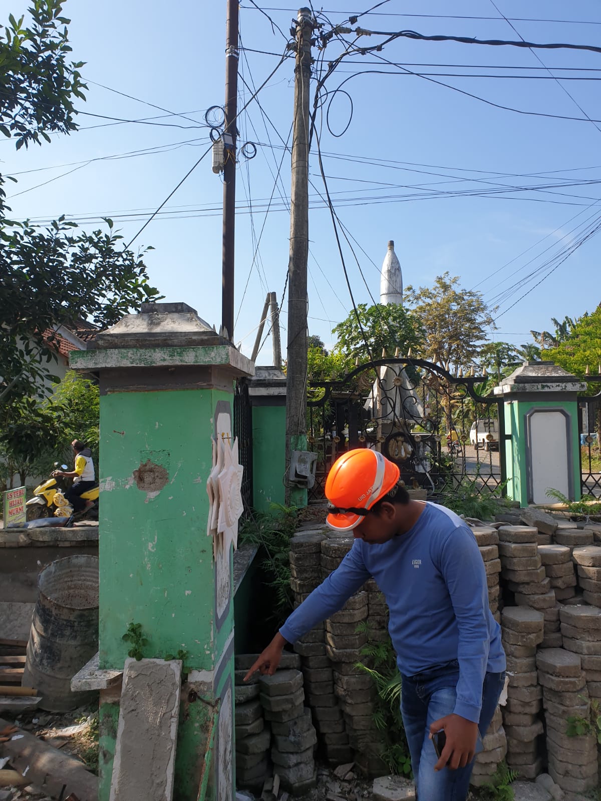 Tiang Kabel PLN Patah Dan Hantam Rumah Warga, Diduga Akibat Tindakan Sabotase