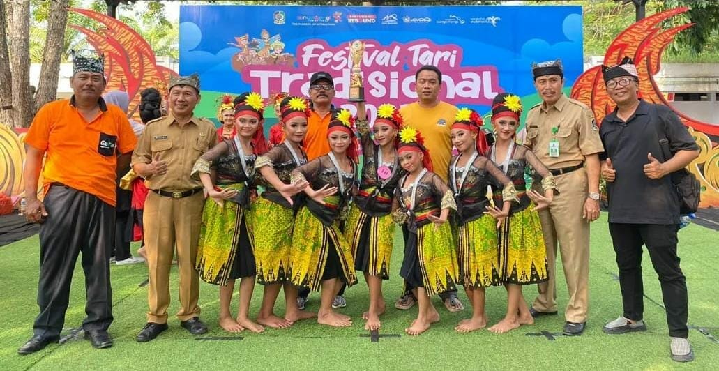 Tari Ciblungan dari Rogojampi, Raih Juara 1 Dalam Festival Tari Tradisional Tingkat SD Se-Kabupaten Banyuwangi Tari Ciblungan dari Rogojampi, Raih Juara 1 Dalam Festival Tari Tradisional Tingkat SD Se-Kabupaten Banyuwangi