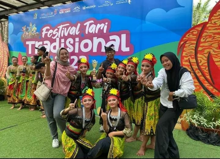 Tari Ciblungan dari Rogojampi, Raih Juara 1 Dalam Festival Tari Tradisional Tingkat SD Se-Kabupaten Banyuwangi Tari Ciblungan dari Rogojampi, Raih Juara 1 Dalam Festival Tari Tradisional Tingkat SD Se-Kabupaten Banyuwangi