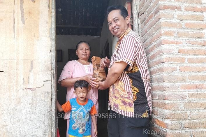 SMPN 2 Rogojampi Berikan Bansos Untuk Pencegahan Stunting Bagi Keluarga Di Lingkungan Sekitar Sekolah