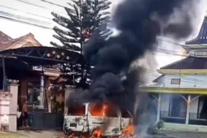Heboh! Mobil Terbakar di Desa Sraten, Banyuwangi: Api Meluas ke Kabel PLN dan Jaringan WiFi di Banyuwangi
