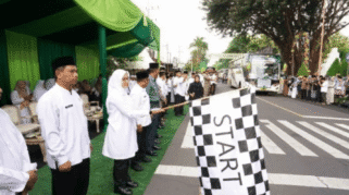 Perjalanan Ibadah Haji Banyuwangi: 921 Jamaah Diberangkatkan oleh Bupati Ipuk Fiestiandani Untuk Mencapai Tanah Suci di Banyuwangi