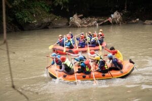 Serunya Rafting Bersama FAJI dan SMK Models: Menguak Keseruan Arung Jeram di Red Sungai Kalibaru di Banyuwangi