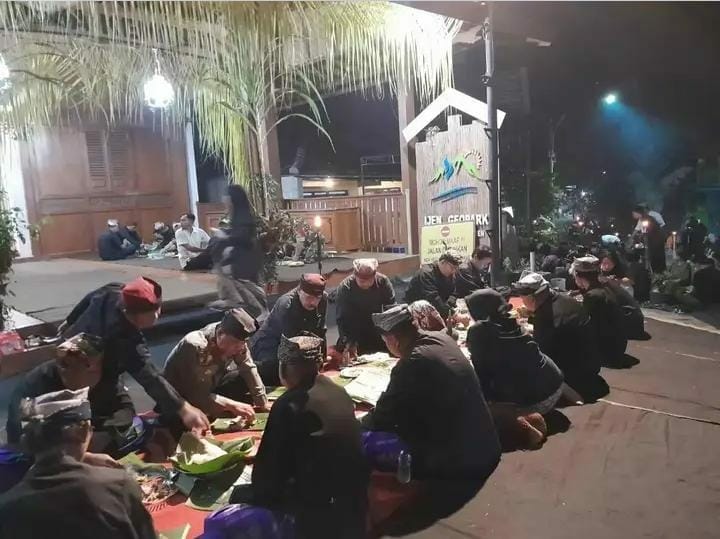 Adat Tumpeng Sewu: Tradisi Warisan Nenek Moyang Masyarakat Desa Kemiren Yang Menyatukan Berbagai Generasi