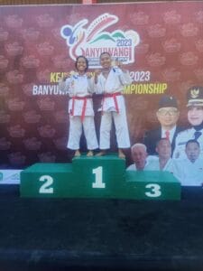 Febrina Wulan juara 1 Kata Perorangan ( kiri ) dan Randi Agis juara 1 Komite ( kanan ), mengangkat Medali emas yang diperolehnya