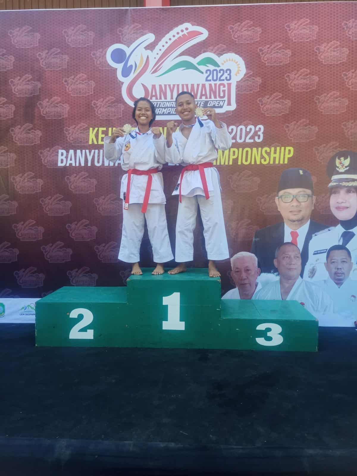 Febrina Wulan juara 1 Kata Perorangan ( kiri ) dan Randi Agis juara 1 Komite ( kanan ), mengangkat Medali emas yang diperolehnya