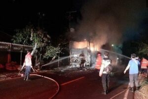 bus tiara mas terbakar di selemadeg - Tabanan Bali