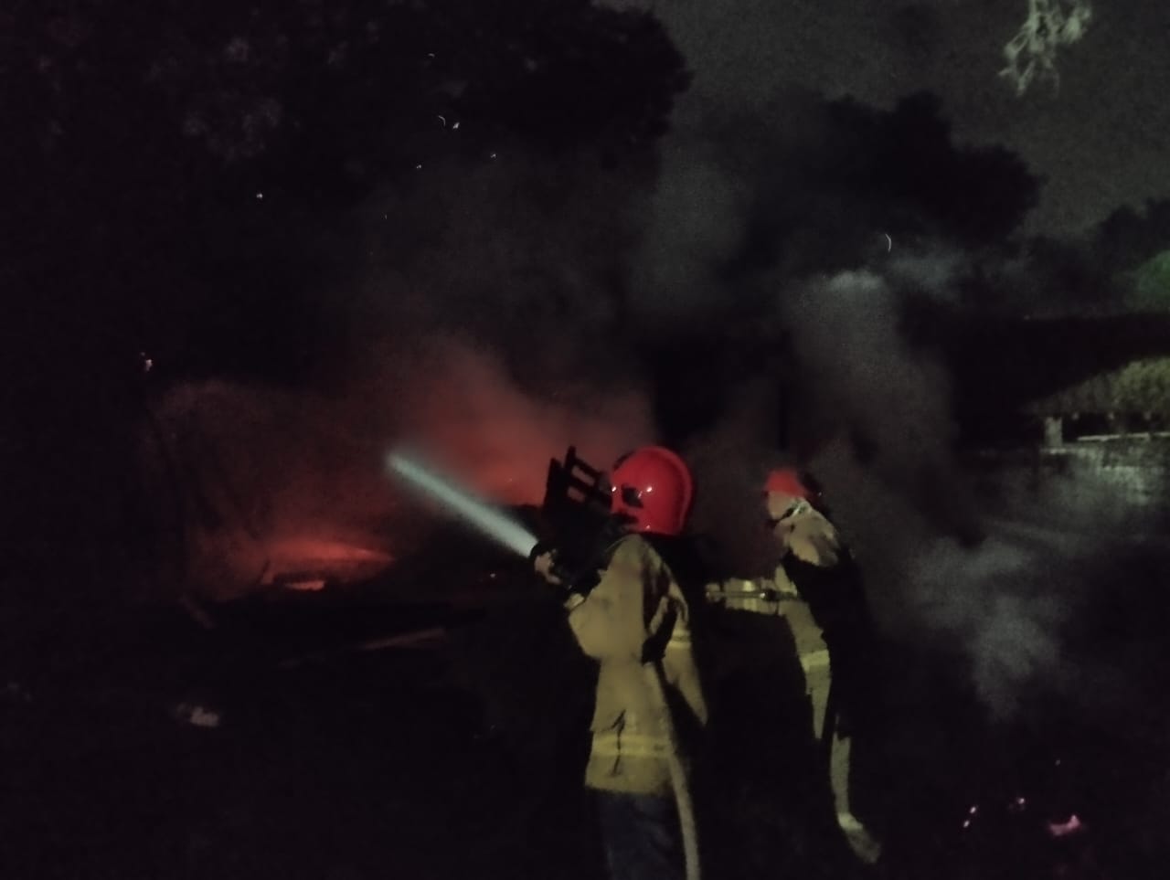 Akibat Putung Rokok, Gudang Bekas Kandang di Banyuwangi Hangus Terbakar Kebakaran Gudang Kayu Gapura Indah 1