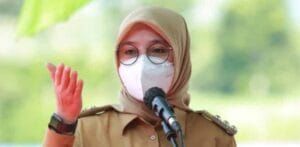 Ngantor Di Desa Kandangan, Bupati Ipuk Serahkan Bantuan Ambulan di Banyuwangi