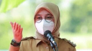 Ngantor Di Desa Kandangan, Bupati Ipuk Serahkan Bantuan Ambulan di Banyuwangi