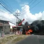 Heboh! Mobil Terbakar di Jalan Nasional Sraten, Banyuwangi: Penutupan Sementara Jalan Menuju Cluring – Banyuwangi