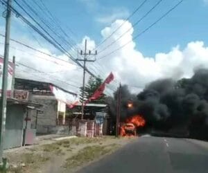 Mobil Terbakar di Pinggir Jalan Raya Banyuwangi, Penyebab Masih Misterius! Cek Videonya !!! di Banyuwangi