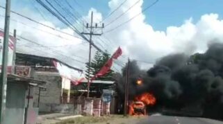 Mobil Terbakar di Pinggir Jalan Raya Banyuwangi, Penyebab Masih Misterius! Cek Videonya !!! di Banyuwangi