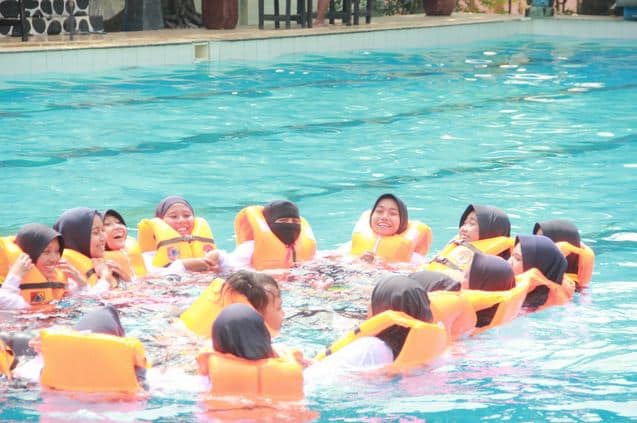 KSR PMI Unit Universitas PGRI Argopuro Jember Latih Puluhan Relawan agar Mahir Water Rescue pmi water rescue